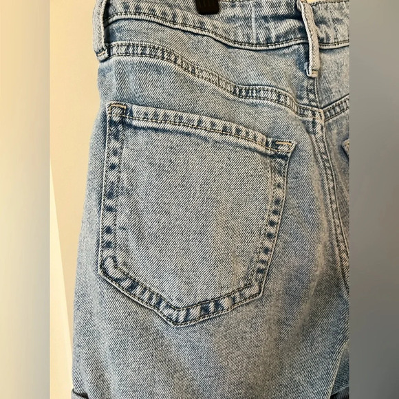 Hollister Curvy Mom Short Lighter Wash Size 0 or 24W - Picture 3 of 11